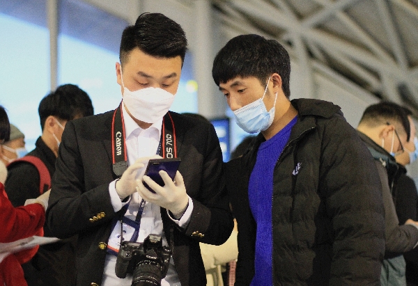 欧洲航运代理-助力复工复产 成都航空红绶带在机场飘起来