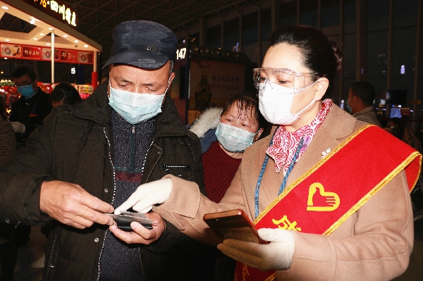 欧洲航运代理-助力复工复产 成都航空红绶带在机场飘起来