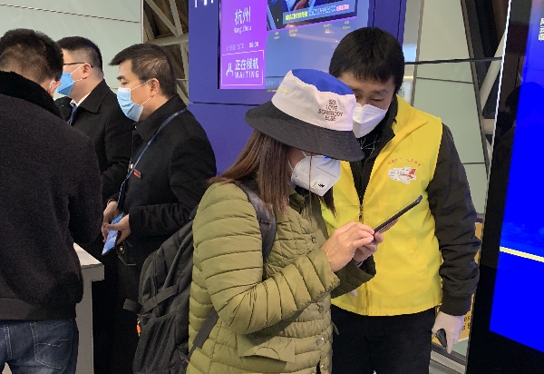 欧洲航运代理-助力复工复产 成都航空红绶带在机场飘起来