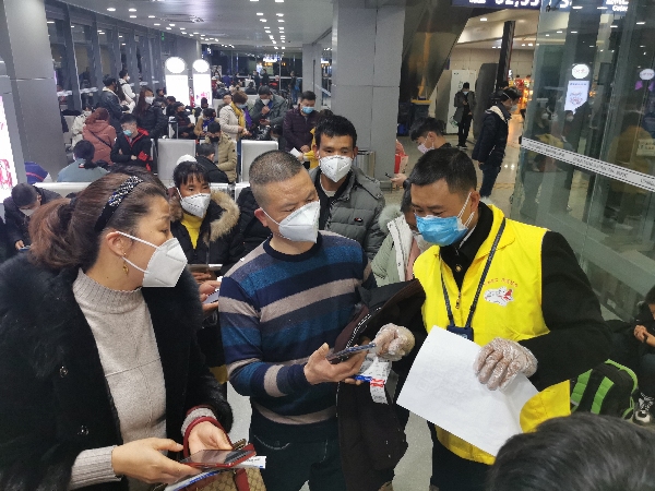 欧洲航运代理-助力复工复产 成都航空红绶带在机场飘起来