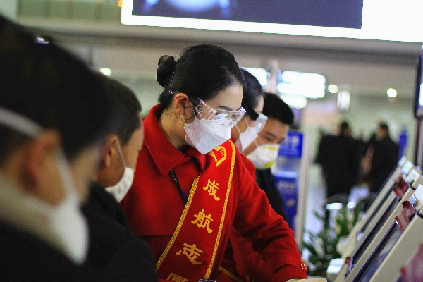 欧洲航运代理-助力复工复产 成都航空红绶带在机场飘起来