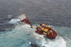 伊拉克空运“雷纳”号集装箱船断裂两半