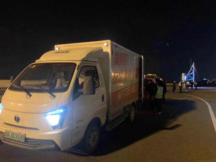 李师傅驾驶飞碟缔途EX到机场装载物资