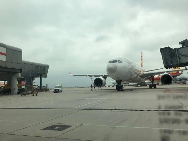 多人违规进入香港机场停机坪 坐飞机引擎上拍照 已开始调查