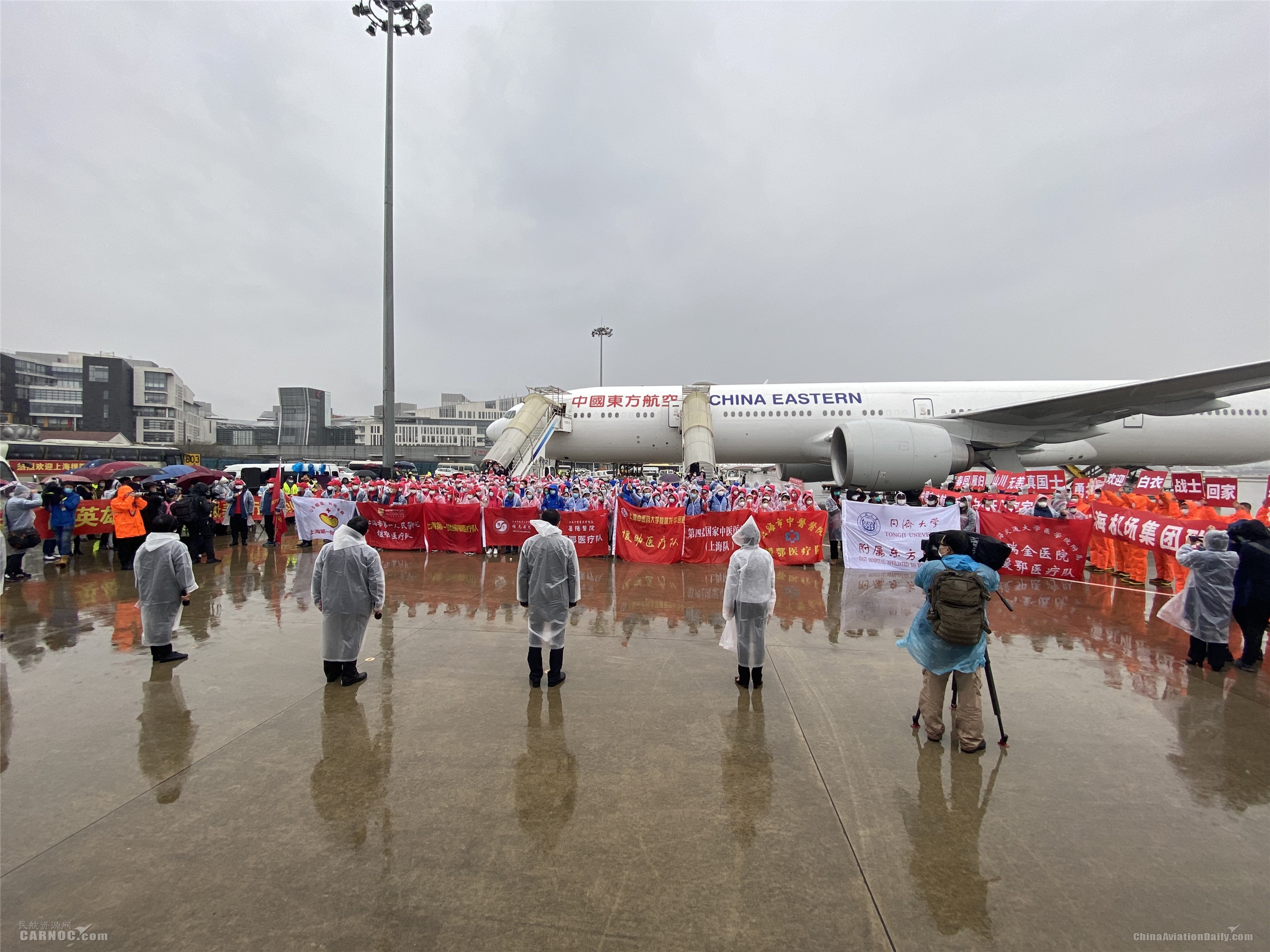 哈萨克斯坦空运最大规模！中国民航51架包机接7000余名援鄂医护人员回家