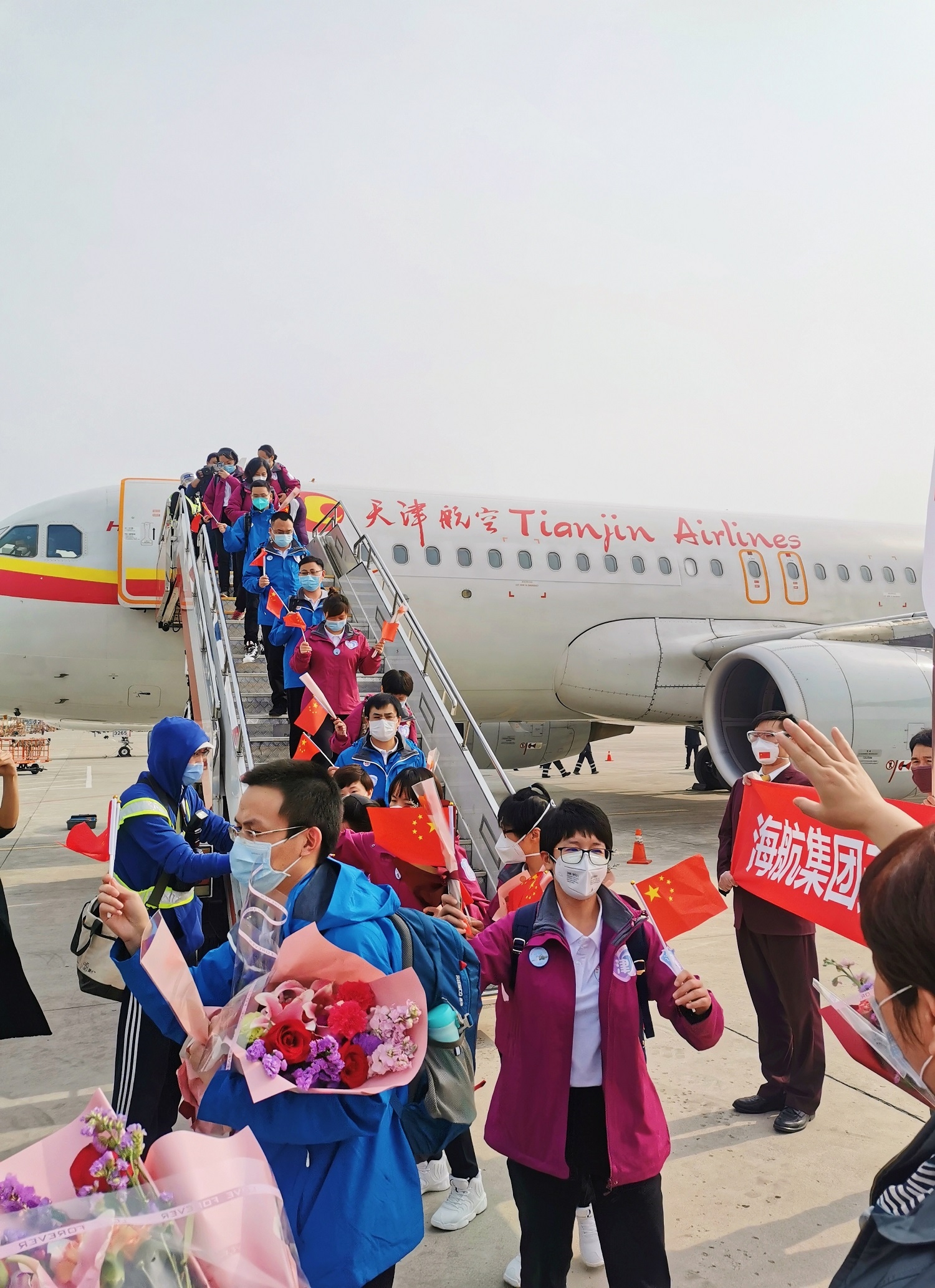 哈萨克斯坦空运最大规模！中国民航51架包机接7000余名援鄂医护人员回家