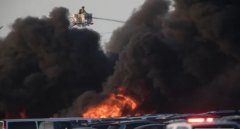 非洲国际国际快递-视频：美国一机场失火 3500辆汽车被烧毁