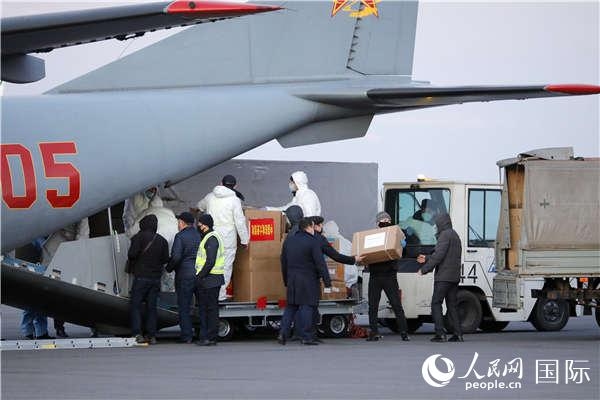 与中国专家组同机运抵哈萨克斯坦的援助医疗物资（中国驻哈萨克斯坦使馆供图）