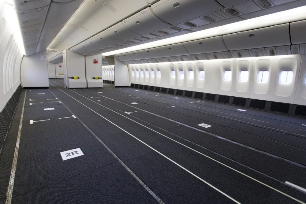 每架777飞机上的422个座位均已拆除。来源：加航