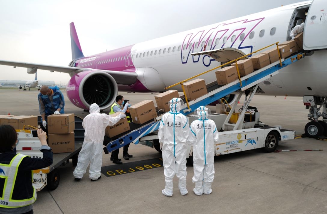 深圳机场为全球防疫物资运输搭建“空中通道”  近一个月运输防疫物资超1700吨