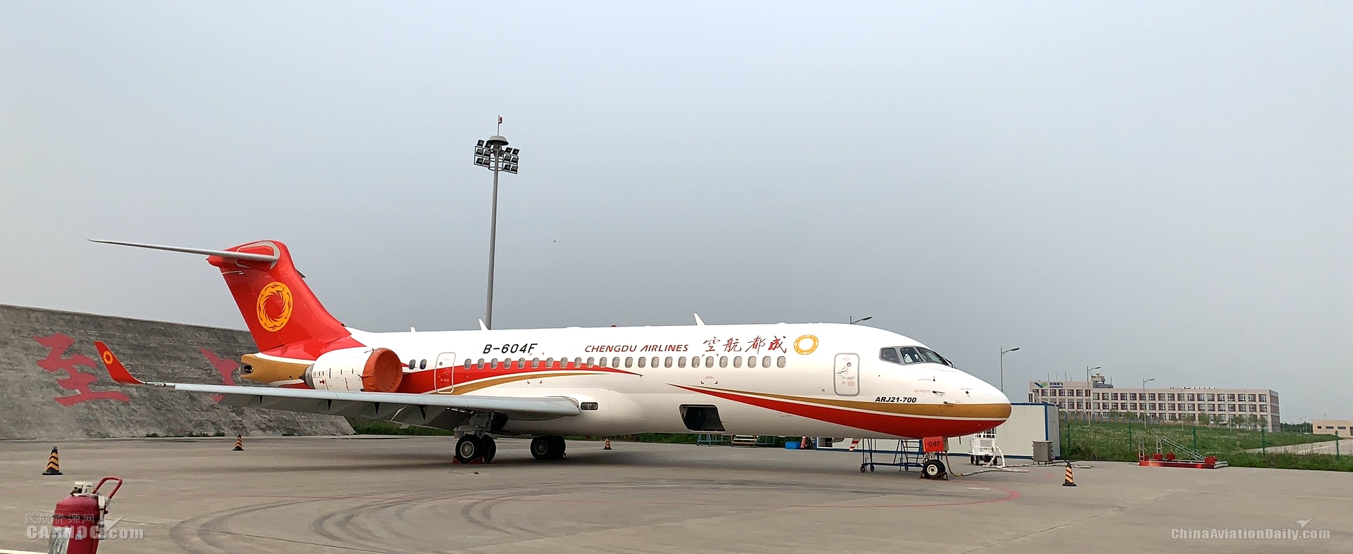 复工复产第一架！中国商飞又一架国产客机从浦东机场飞向客户