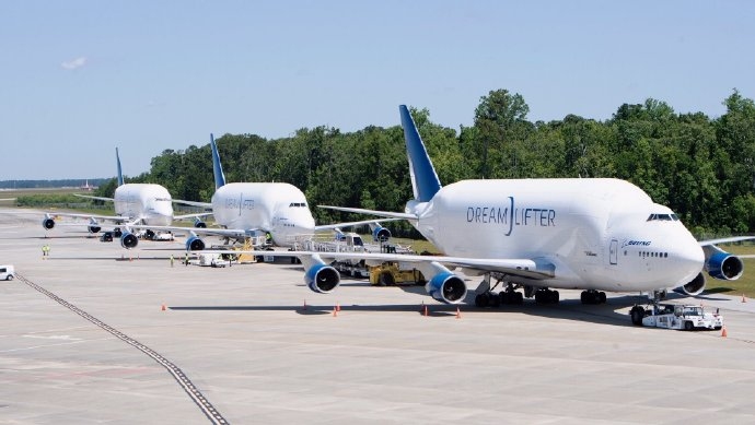 波音三架747“载梦者”飞机同框