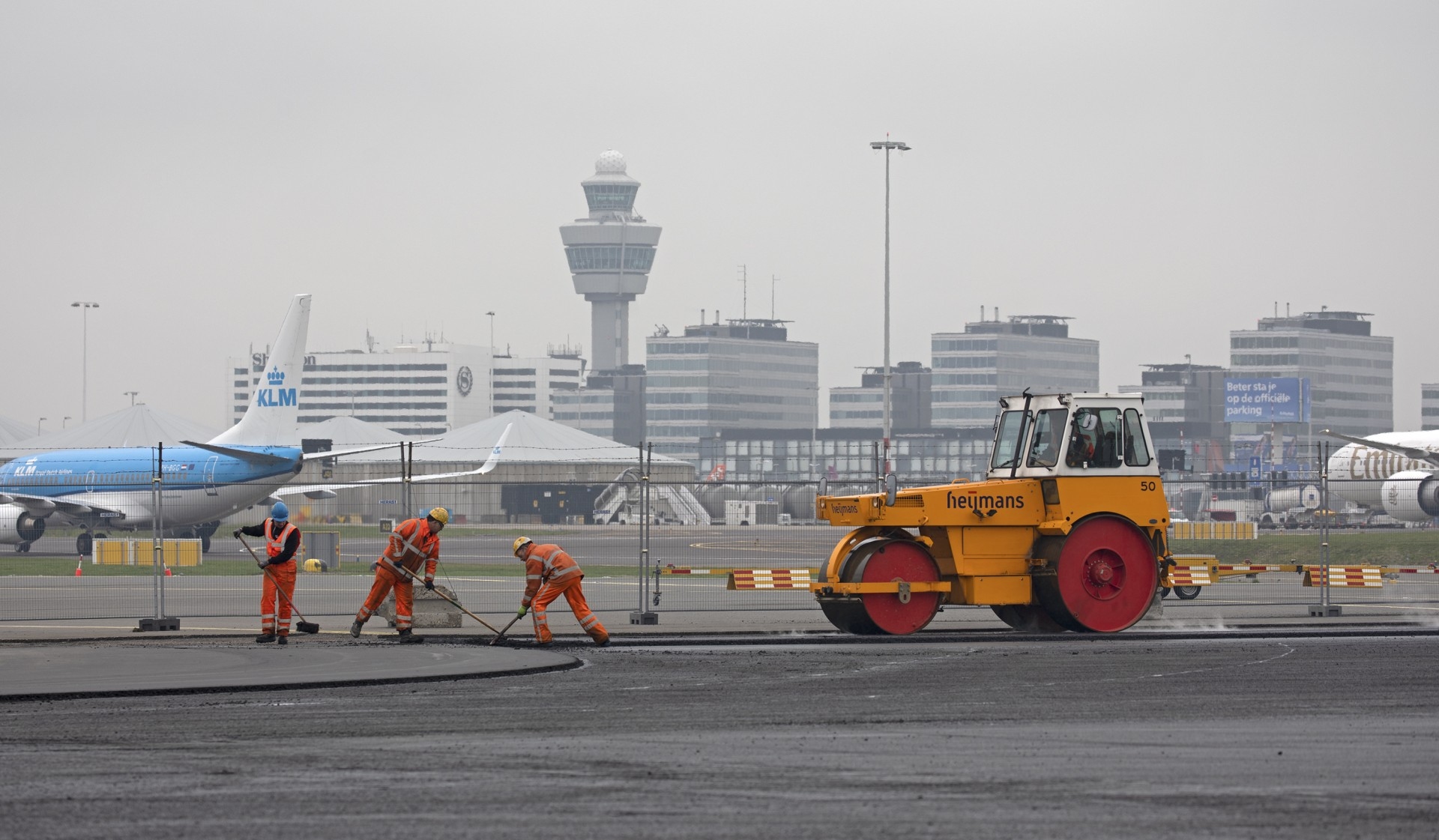 史基浦机场暂时关闭一条跑道 开展维修工作