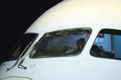 从中国起飞 美联航飞机太平洋上驾驶舱玻璃破裂急降日本