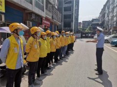 恩阳交警到快递、外卖行业开展“一盔一带”交通安全宣传活动