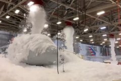 视频：狂喷泡沫！美航机库消防系统故障 两架787遭殃