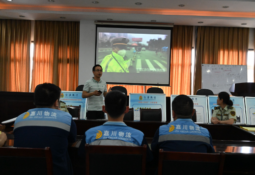 普及公路法规知识 路政宣传走进物流企业