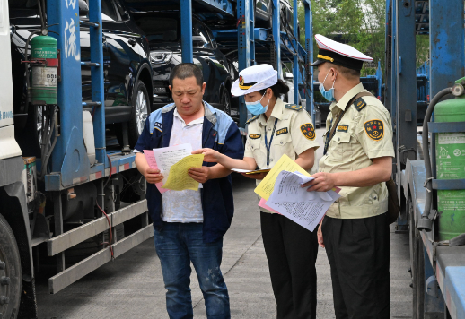 普及公路法规知识 路政宣传走进物流企业