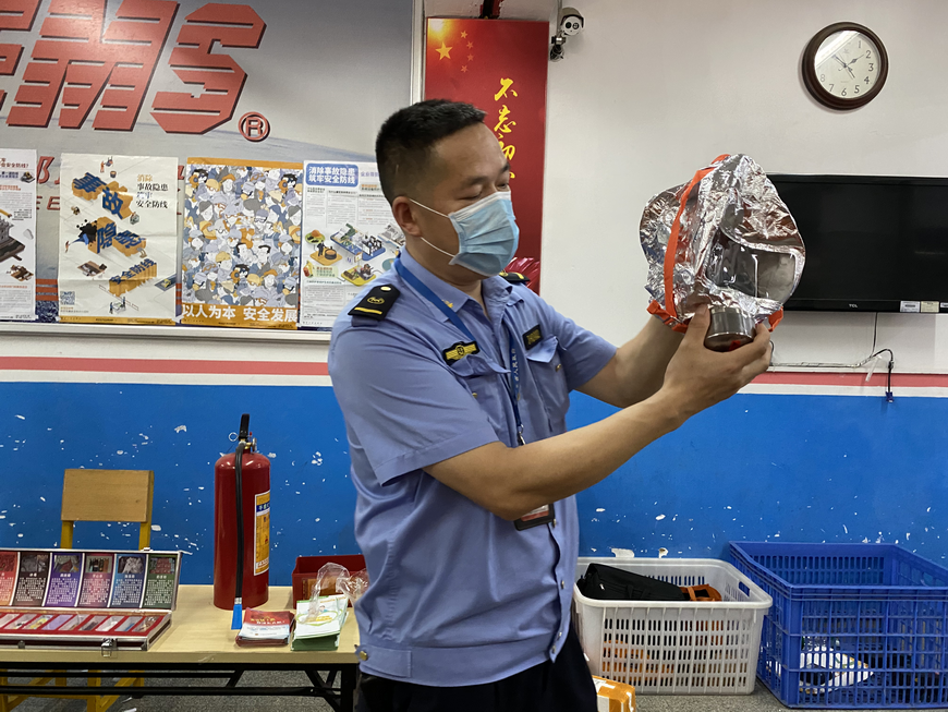 快递小哥学习安全生产知识，海珠江海街进企业宣讲