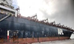 导致至少50个集装箱掉到海里
-国际海运