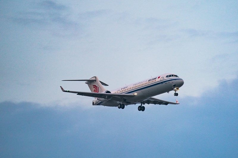 国航首架ARJ21正式交付 国产飞机载国旗飞上蓝天