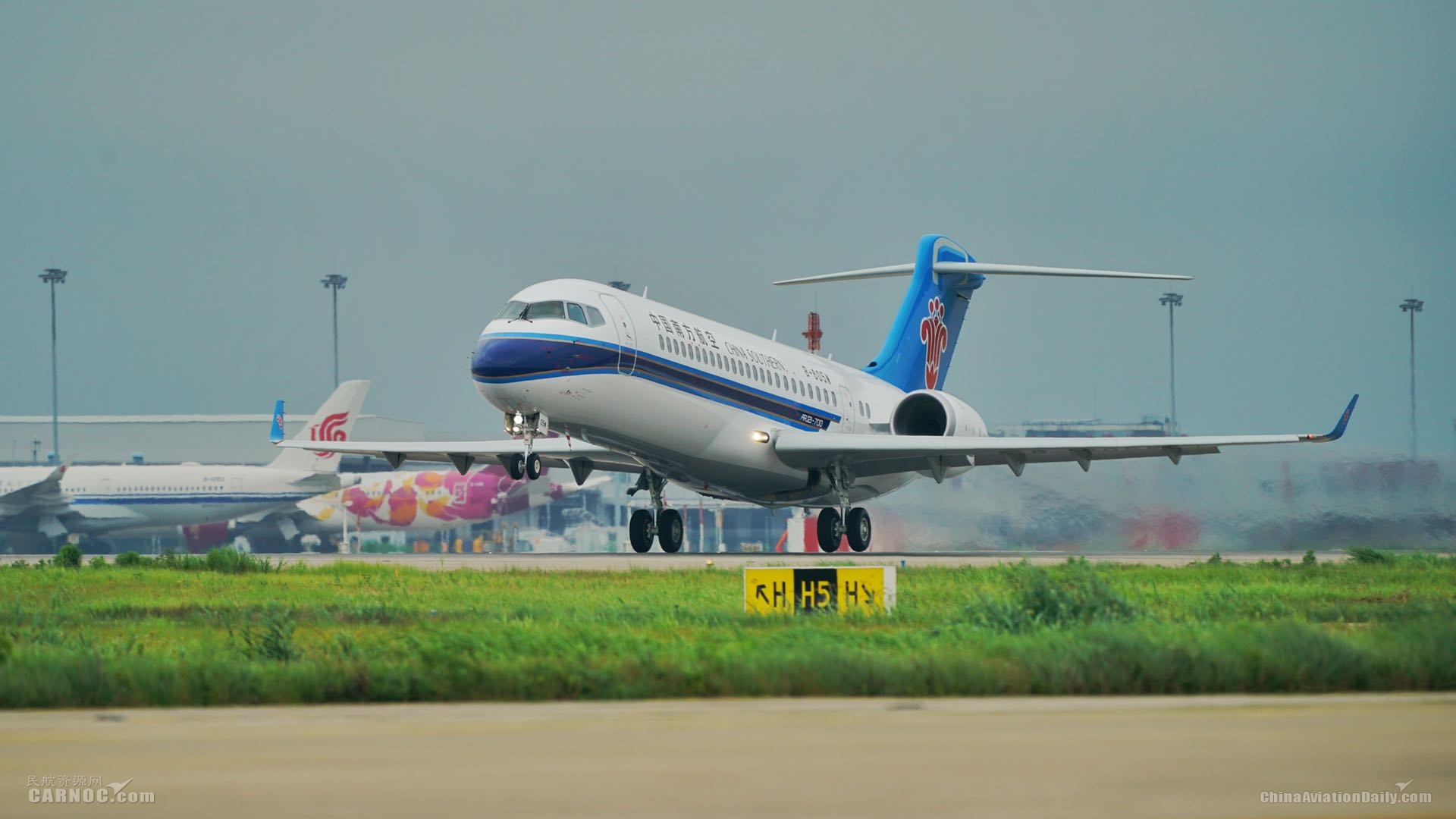 南航接收首架ARJ21飞机