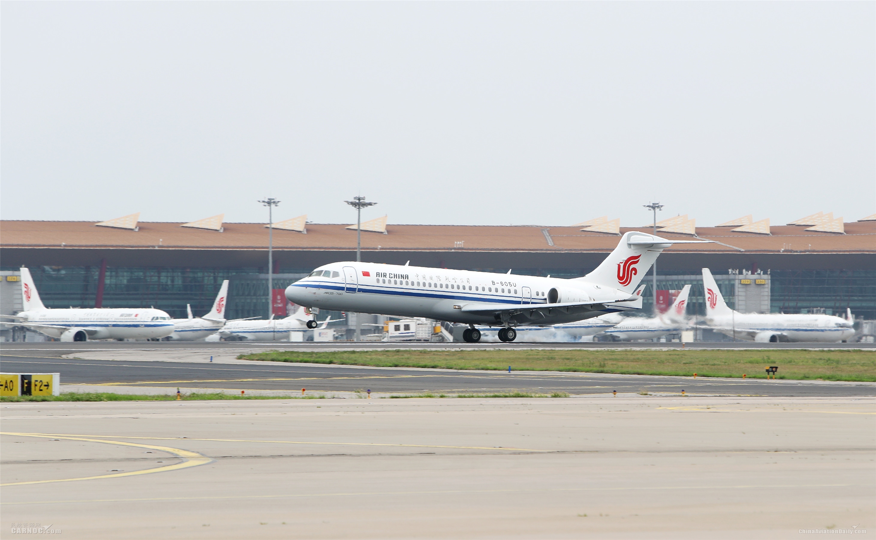国航首架ARJ21-700飞机抵京享受航空界最高礼遇