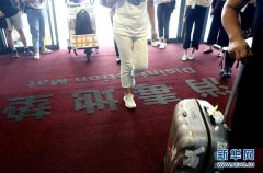  新华社记者 陈飞 摄 图：虹桥机场各安检通道均配备了免洗消毒洗手液供旅客