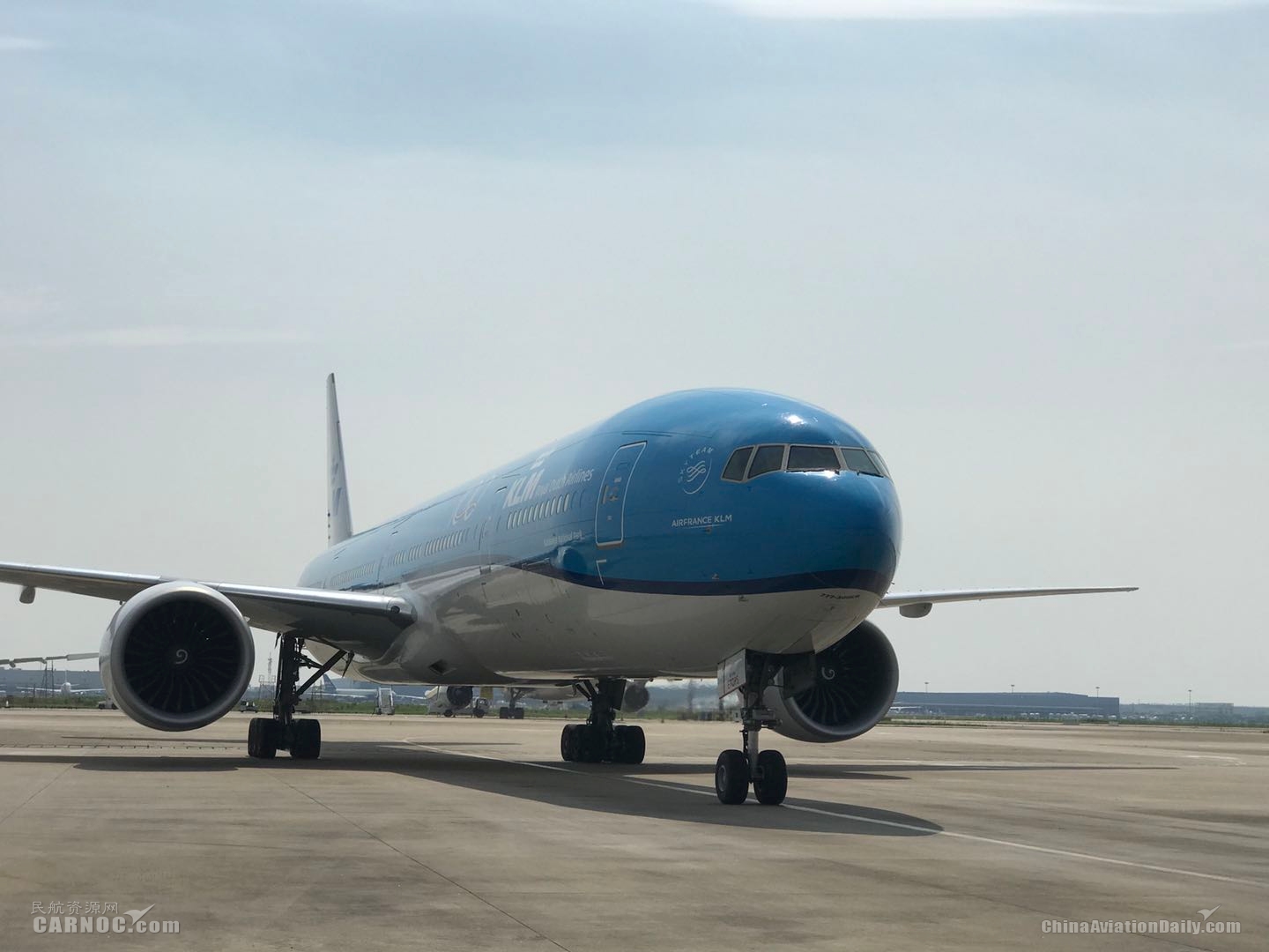 荷兰皇家航空首架复航客机顺利抵达上海