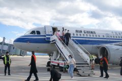 随着国航CA4121次航班缓缓降落在四川交投九寨黄龙机场
-沙特的国际快递