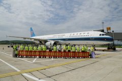 延吉机场公司党委书记邵东卫、总经理助理高烜及相关人员参加了首航仪式
-国