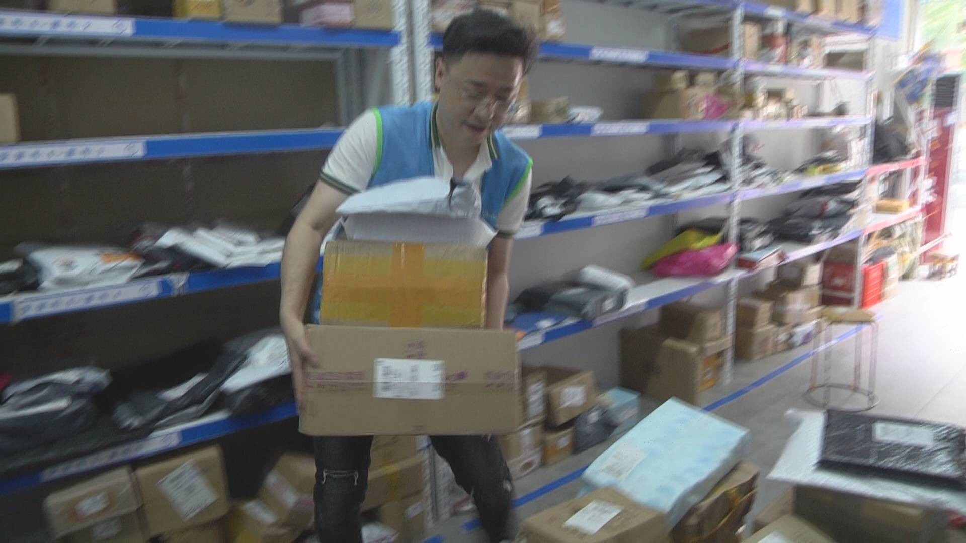 （高温下的坚守）快递员：忙得像陀螺 流汗不留步