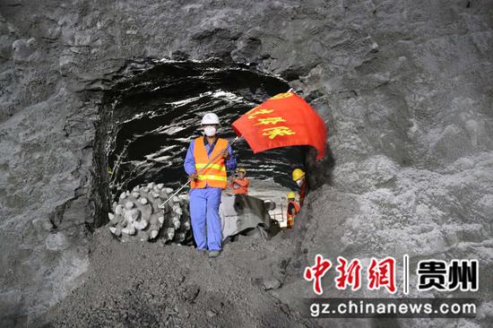 贵州双龙航空港物流外环道路工程葫芦山隧道左洞顺利贯通