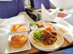 中翼公司为选乘国航两舱出行的旅客提供两种可供选择的热食
-美国整柜