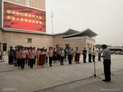  图：扫描登机牌 和田机场供图 据悉
-空运一吨货物到洛杉矶