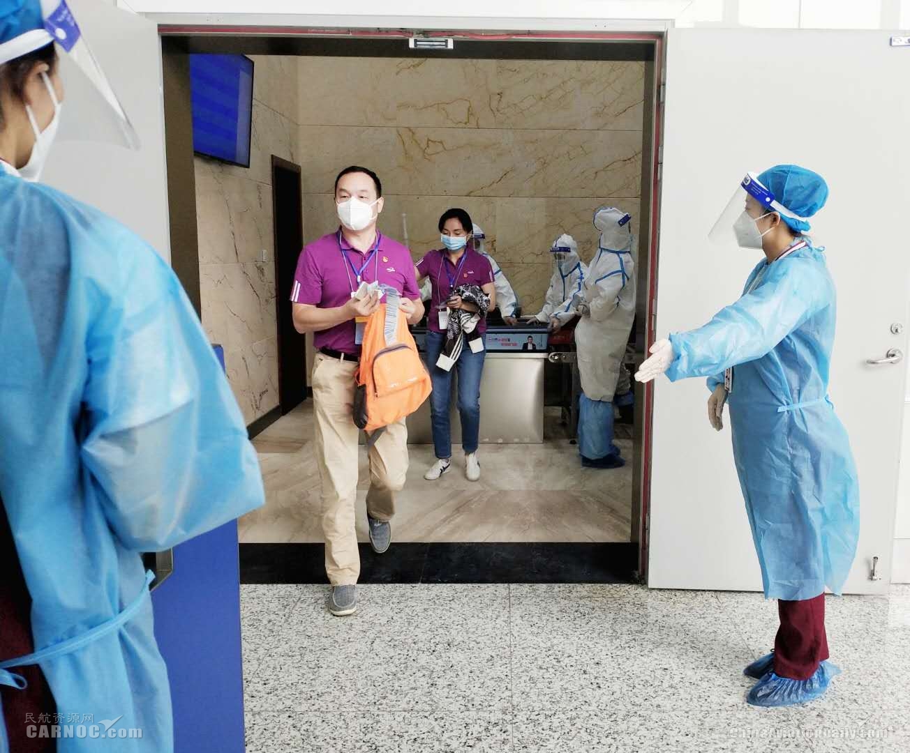  图：扫描登机牌 和田机场供图 据悉
-空运一吨货物到洛杉矶