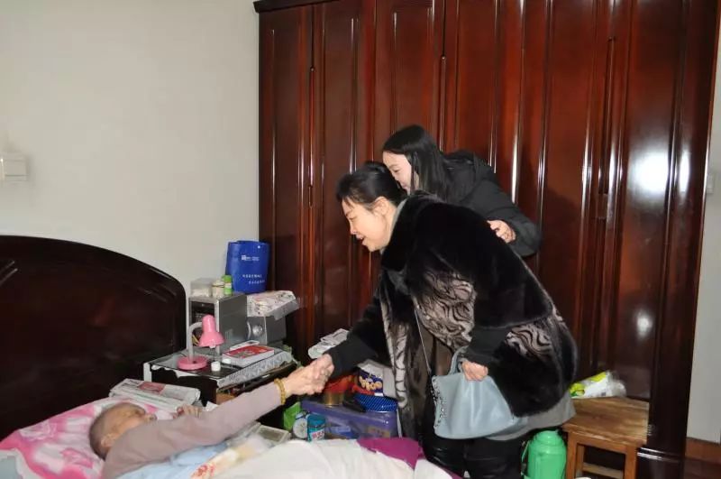 今天的头条，留给这对夫妇！