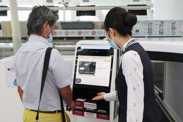  图：深航工作职员指引旅客使用全自助行李托运 据先容
-上海海运费