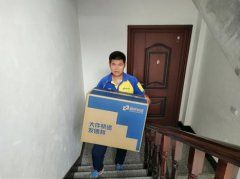 他会先在门锁外包装盒上缠一道膜
-TK航空公司