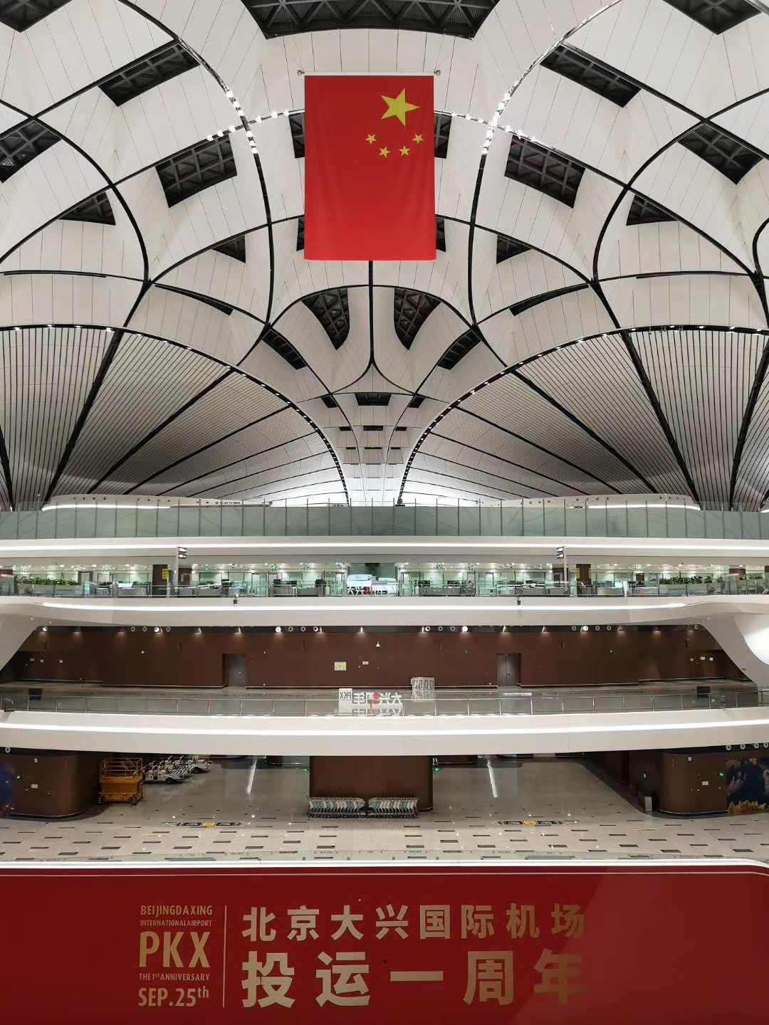 优美的旋律在机场响起
-上海空运公司
