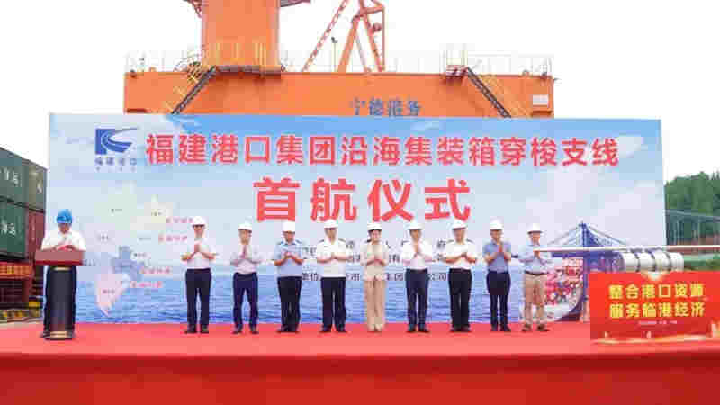 福州港务团体所属福建东方海运东方吉集装箱货轮满载322TEU从宁德三都澳港区漳湾作业区7#泊位启航
-上海空运运输