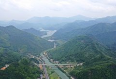 中国铁建电气化局集团职工开始为成渝高铁进行接触网整体吊弦改换
-上海国际