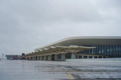  图：台风中的美兰二期航站楼 图：美兰二期航站楼 图：防汛物资 图：室内工