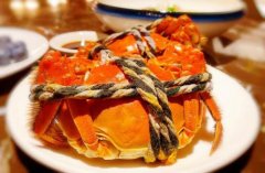 骑士会为每只大闸蟹进行捆绑、包装、搬运等工作
-香港国际快递