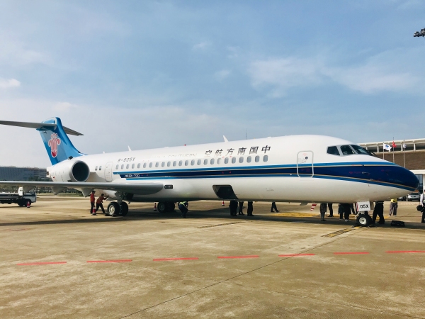 wCUIBmHC ARJ21-700awCرϹ