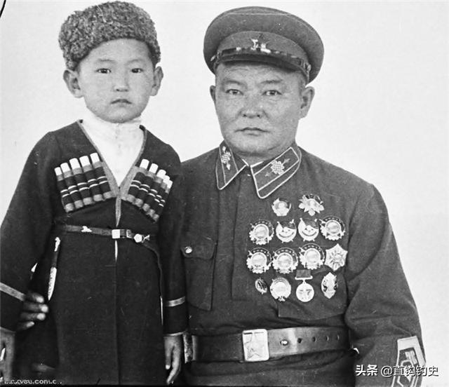 蒙古元帅霍尔洛·乔巴山家庭照