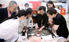 康惠芳女士则与大家分享了10月12日习近平总书记在广济楼观看潮绣现场制作演