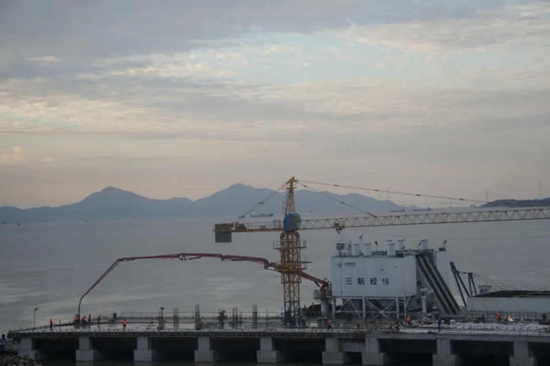 风大、浪高、流急、岩硬的复杂施工环境与恶劣建设条件
-国际货代公司
