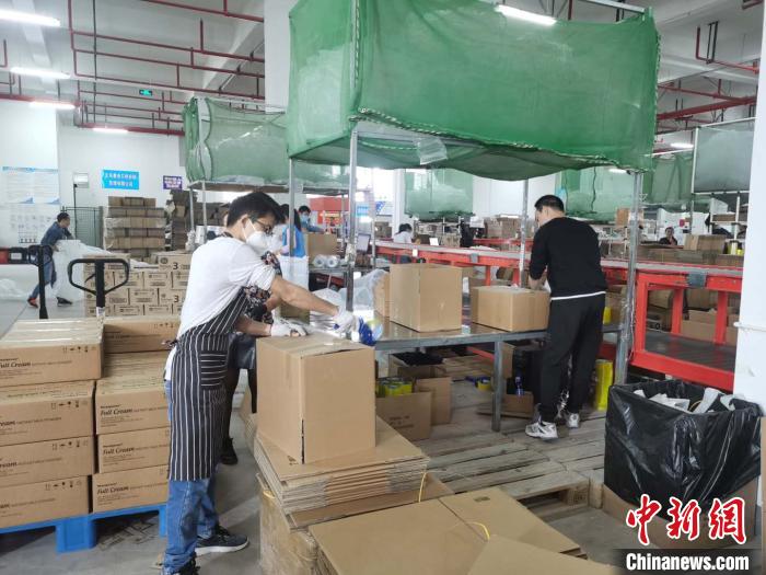 企业工作职员在义乌保税物流中心作业。　义乌保税物流中心供图 摄
