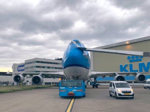 现场图：荷航已退役的747遭A330“打脸” 稍微受损